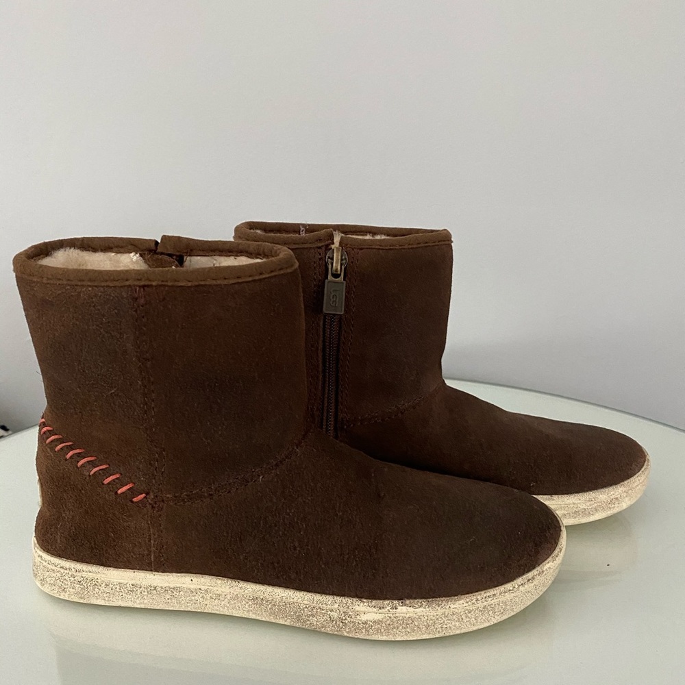 Girls size 1 uggs, brand new, never worn!